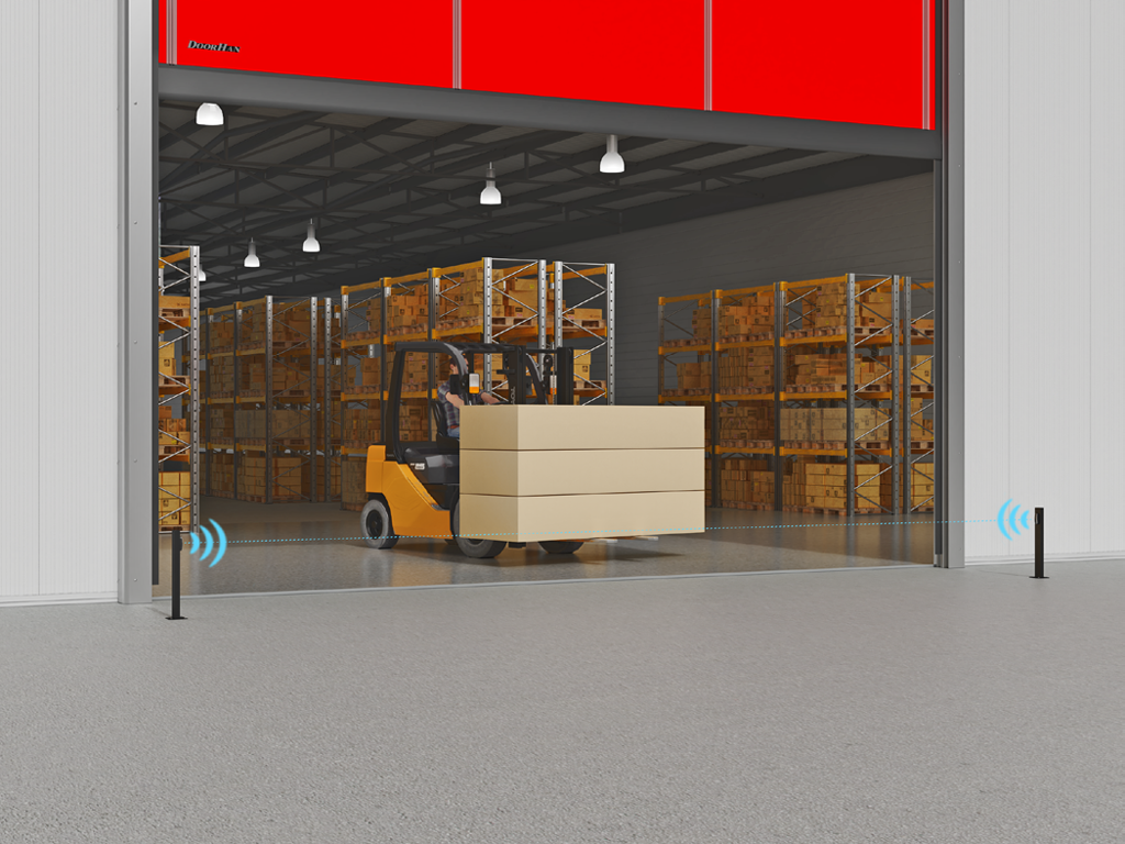 Выносные фотоэлементы на столбиках и сигнальные лампы.